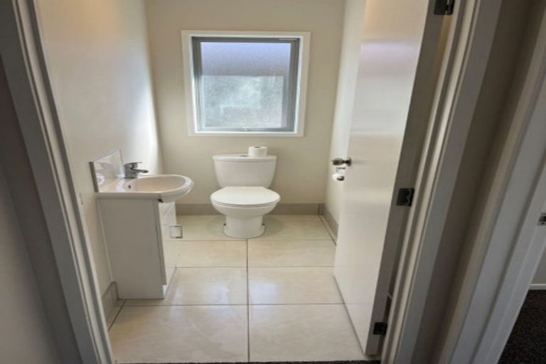 Photo of property in 8a Waiari Road, Conifer Grove, Takanini, 2112