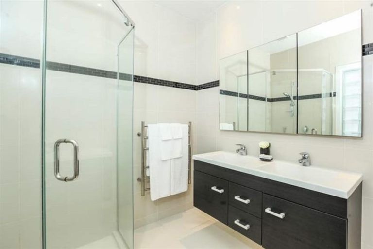 Photo of property in 132 Mountain Road, Henderson Valley, Auckland, 0612