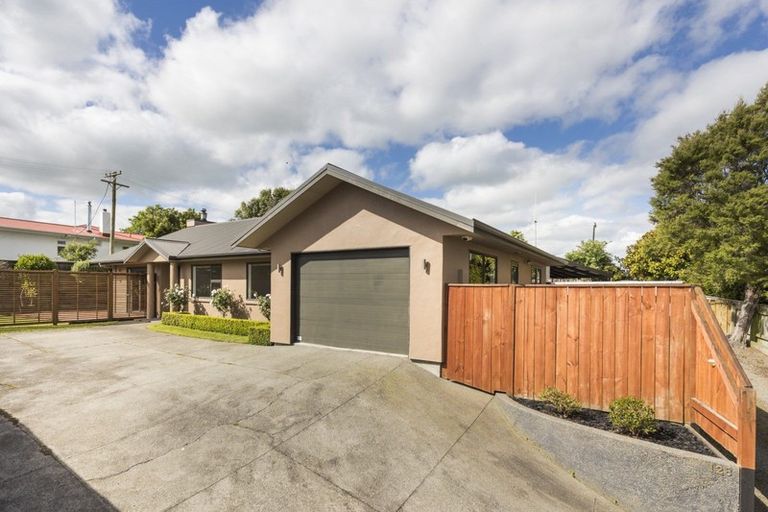 Photo of property in 128 Hillcrest Drive, Kelvin Grove, Palmerston North, 4414