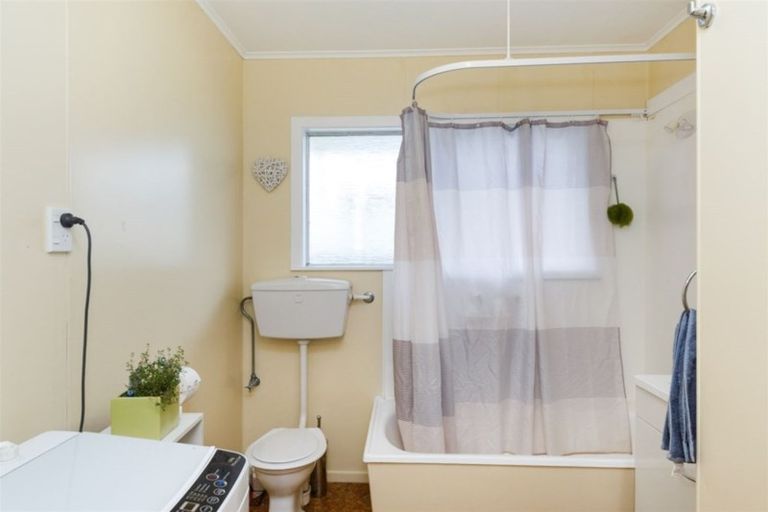 Photo of property in 35 Mcgiffert Street, Palmerston North, 4410