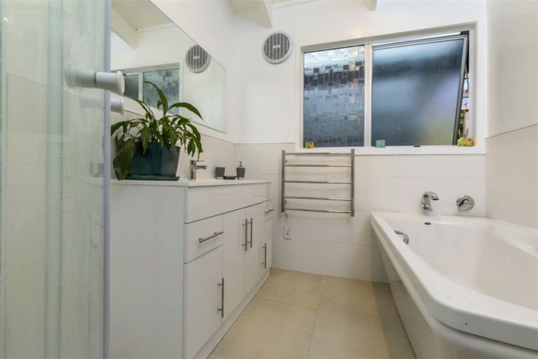 Photo of property in 16 Napuka Road, Henderson Valley, Auckland, 0612