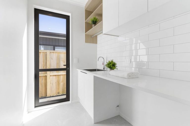 Photo of property in 21 Korowhiti Road, Clarks Beach, 2122