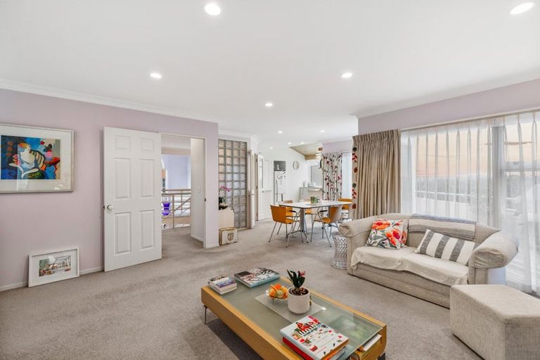 Photo of property in 32 Cherub Place, West Harbour, Auckland, 0618