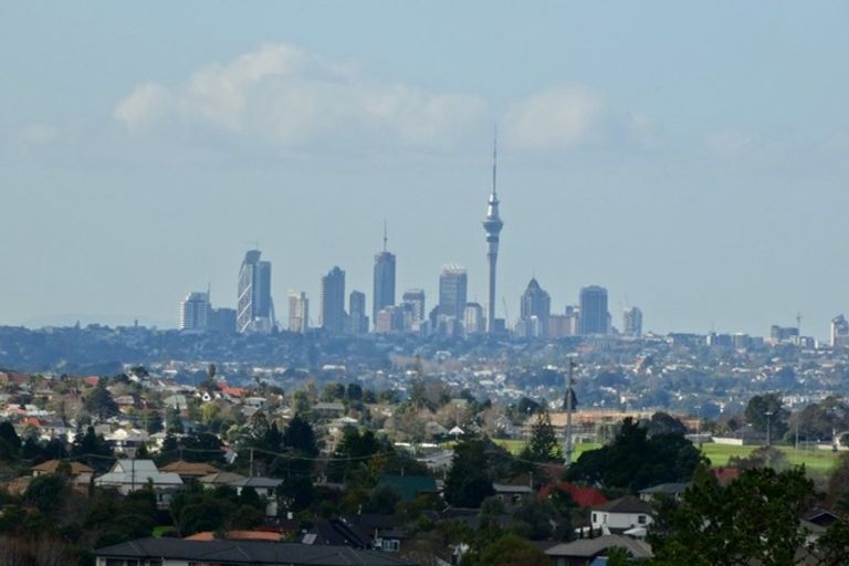 Photo of property in 85e Lake Panorama Drive, Henderson Valley, Auckland, 0614