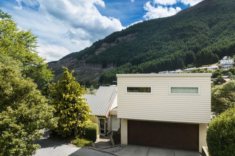 Photo of property in 8 Mackinnon Terrace, Sunshine Bay, Queenstown, 9300