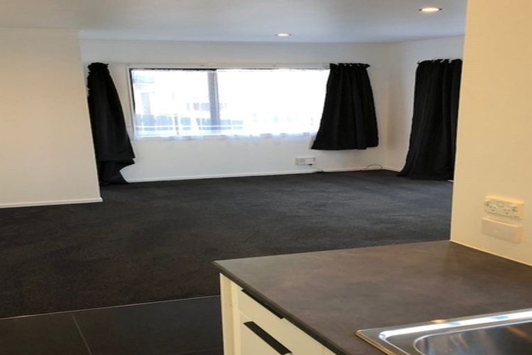 Photo of property in 1 Ryden Place, Glen Eden, Auckland, 0602