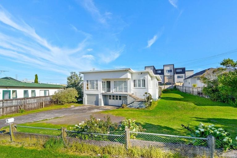 Photo of property in 2 Binsted Road, New Lynn, Auckland, 0600