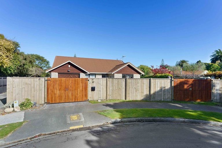 Photo of property in 37 Rosebank Grove, Waikanae, 5036