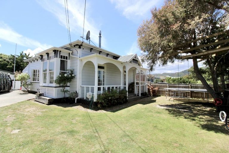 Photo of property in 30 Whites Line West, Woburn, Lower Hutt, 5010