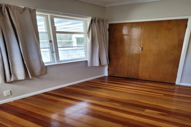 Photo of property in 2 Carleton Terrace, Tawa, Wellington, 5028