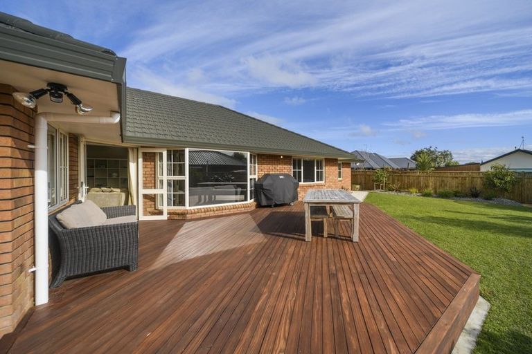 Photo of property in 5 Sycamore Crescent, Fitzherbert, Palmerston North, 4410