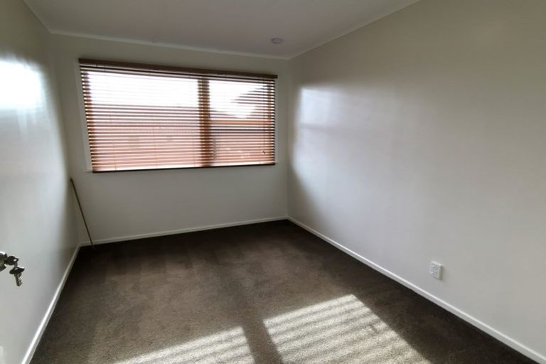 Photo of property in 2/31 Beaubank Road, Kelston, Auckland, 0602