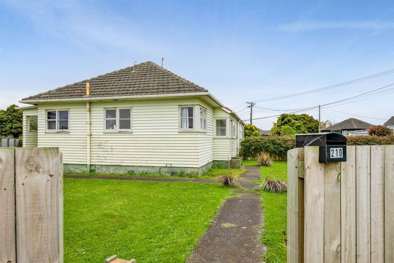 Photo of property in 210 South Road, Hawera, 4610