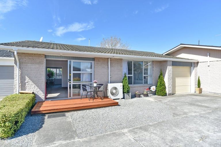Photo of property in 2/11 Tuckers Road, Redwood, Christchurch, 8051
