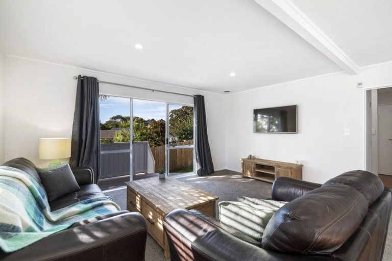 Photo of property in 1/18 Altair Place, Windsor Park, Auckland, 0632