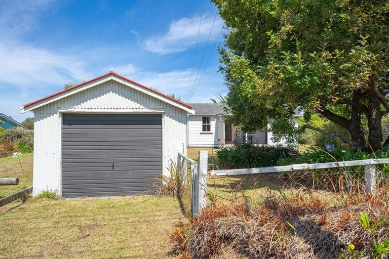 Photo of property in 22 Hemara Street, Waikanae Beach, Waikanae, 5036