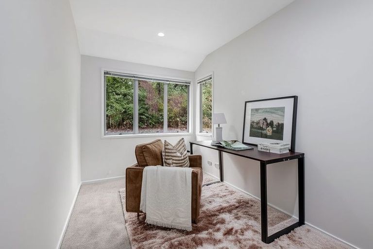 Photo of property in 9 Springwater Vale, Unsworth Heights, Auckland, 0632