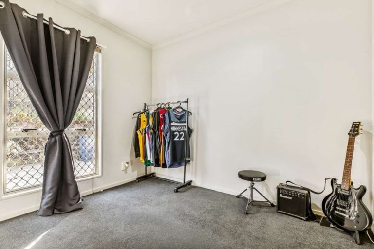 Photo of property in 8 Verdale Circle, Glen Eden, Auckland, 0602