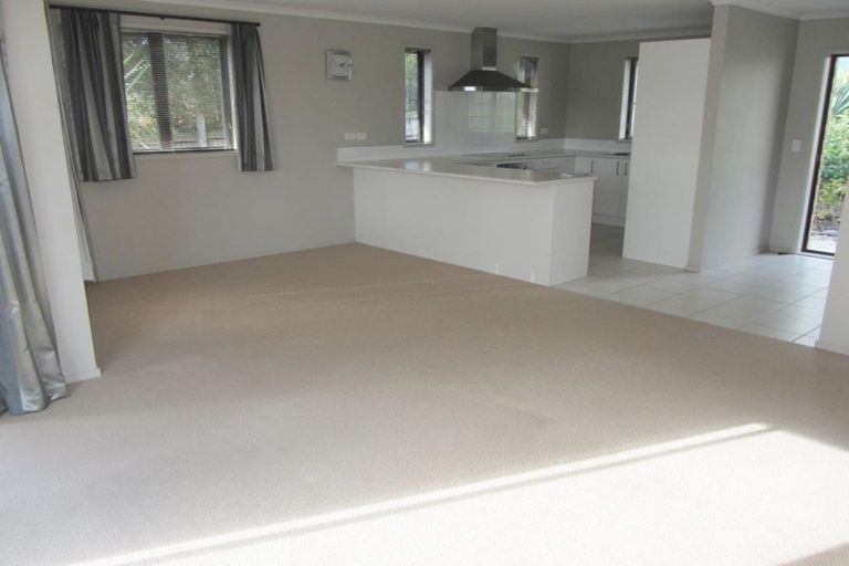 Photo of property in 2 Rapaki Place, Te Atatu Peninsula, Auckland, 0610