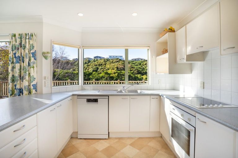 Photo of property in 18 Amesbury Drive, Churton Park, Wellington, 6037