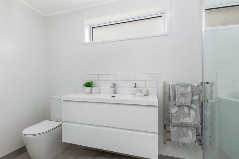 Photo of property in 18 Village Way, Ardmore, Papakura, 2582