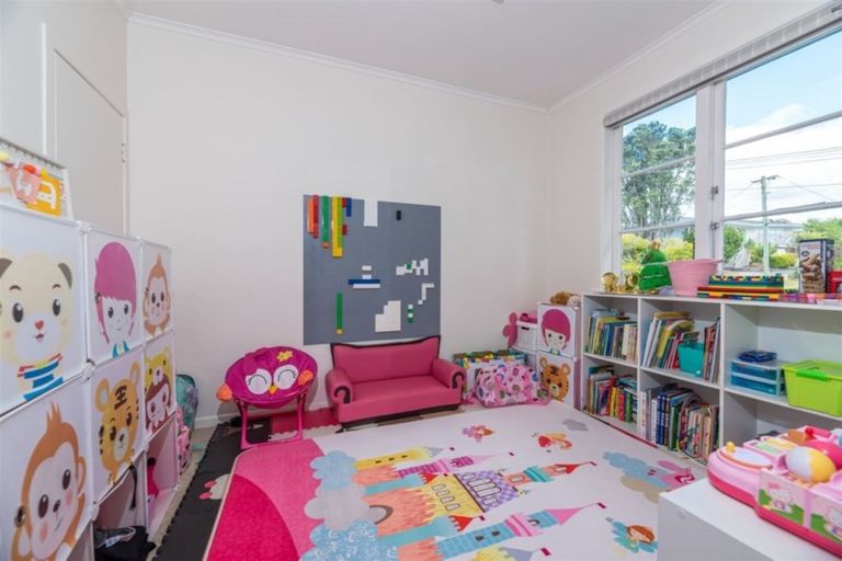 Photo of property in 6 Fairlea Road, Te Atatu South, Auckland, 0610