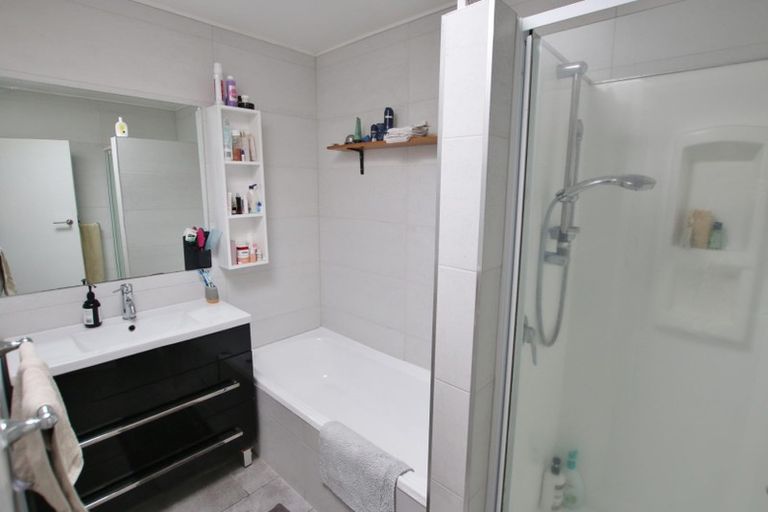 Photo of property in 94 Exmouth Road, Northcote, Auckland, 0627