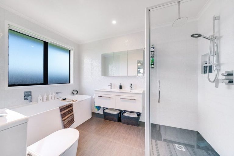 Photo of property in 42 Twin Parks Rise, Papakura, 2110