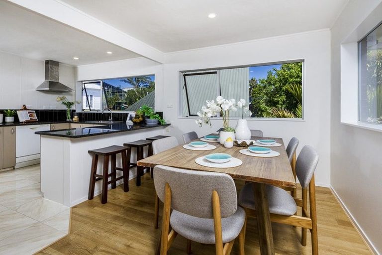 Photo of property in 1/24 Sandown Road, Rothesay Bay, Auckland, 0630