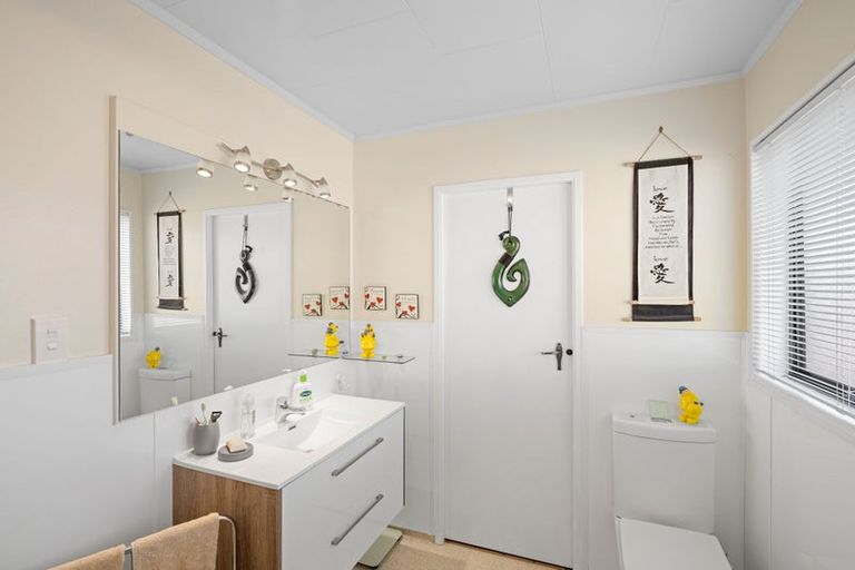 Photo of property in 10 Broadbelt Grove, Levin, 5510