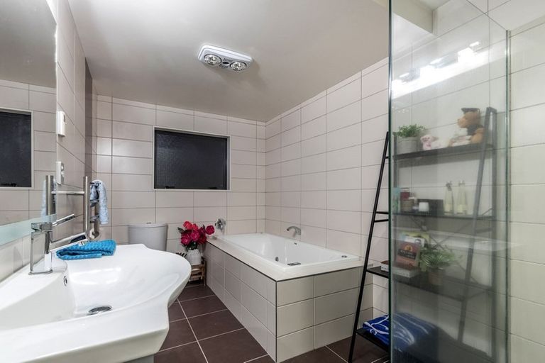 Photo of property in 10 Oak View Terrace, Schnapper Rock, Auckland, 0632