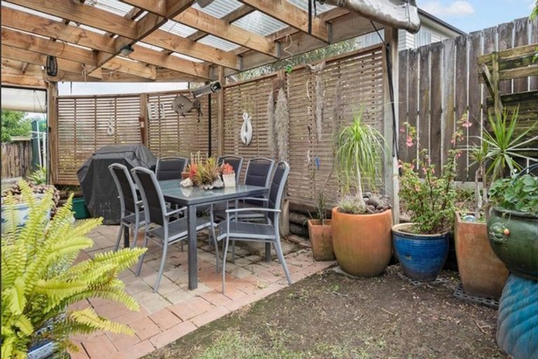 Photo of property in 168 Edmonton Road, Te Atatu South, Auckland, 0610