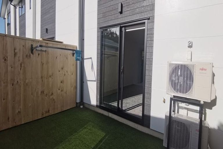 Photo of property in 6/17 Lowtherhurst Road, Massey, Auckland, 0614