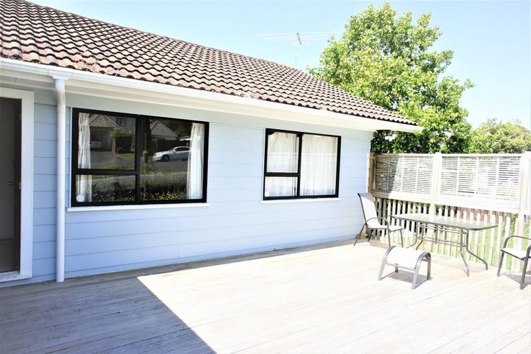 Photo of property in 26 Lambrown Drive, Totara Vale, Auckland, 0629