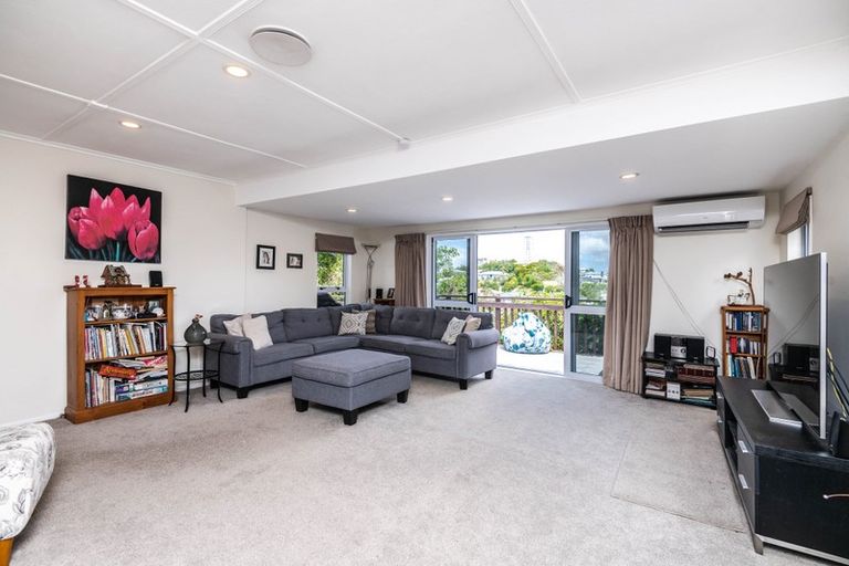 Photo of property in 19 Alder Place, Newlands, Wellington, 6037