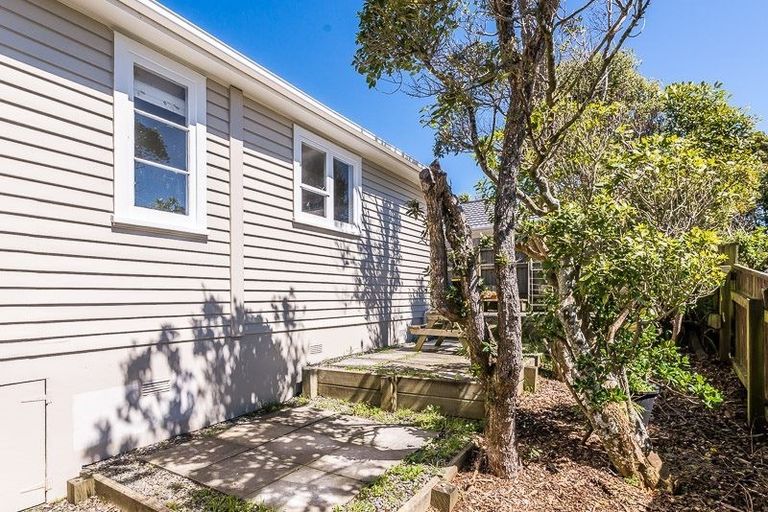 Photo of property in 36 Horokiwi Road West, Newlands, Wellington, 6037