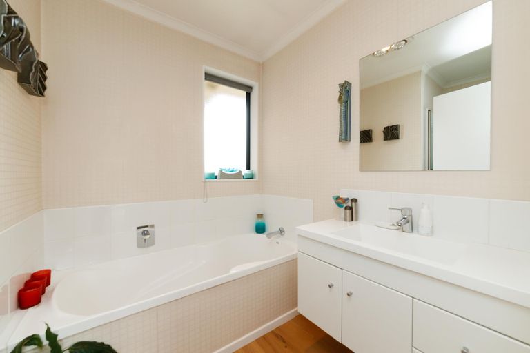 Photo of property in 15 Orlando Way, Kelvin Grove, Palmerston North, 4414