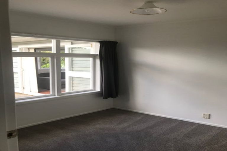Photo of property in 33 Amberley Avenue, Te Atatu South, Auckland, 0610