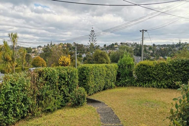 Photo of property in 2/15 Merton Avenue, Glenfield, Auckland, 0627