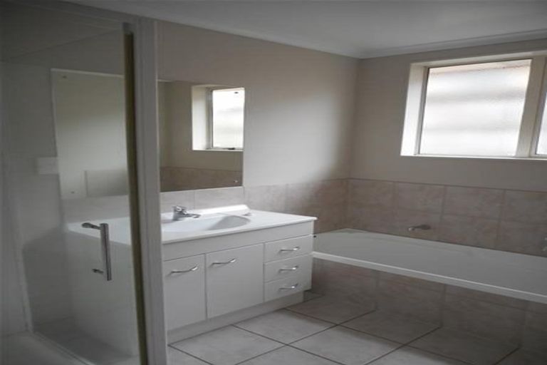 Photo of property in 182 Keri Vista Rise, Papakura, 2110