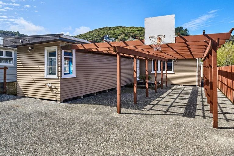 Photo of property in 44 Airlie Road, Plimmerton, Porirua, 5026