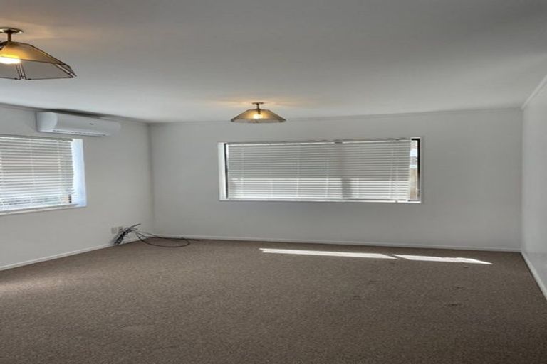 Photo of property in 58 Aviemore Drive, Highland Park, Auckland, 2010