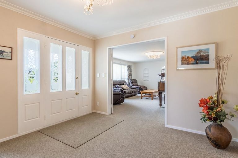 Photo of property in 10 Rosebank Grove, Waikanae, 5036