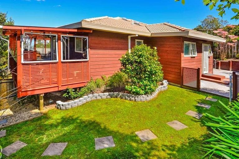 Photo of property in 16 Caversham Drive, Torbay, Auckland, 0630