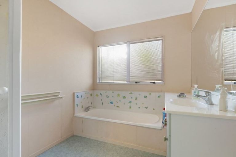 Photo of property in 8 Bluebird Crescent, Unsworth Heights, Auckland, 0632