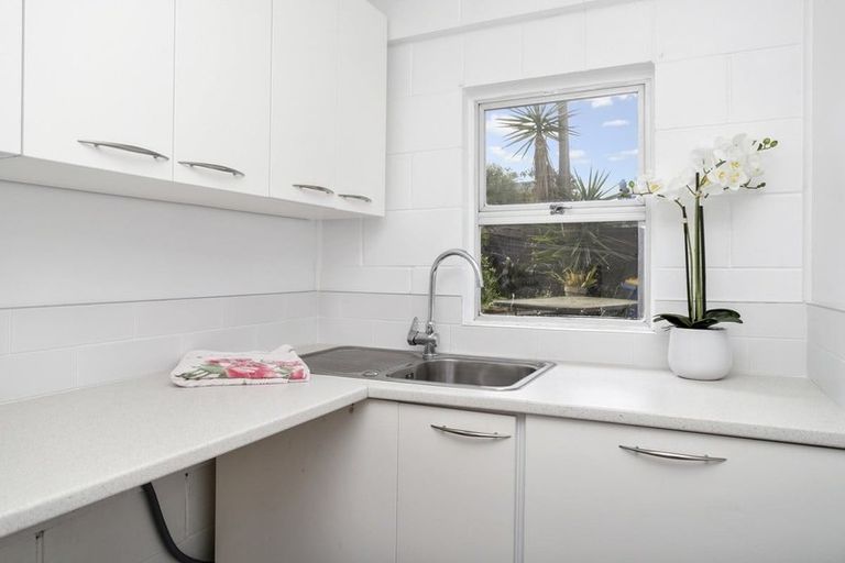 Photo of property in 6 Bodi Place, Te Atatu South, Auckland, 0610