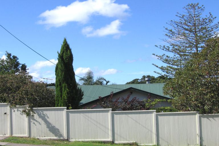 Photo of property in 8a Stanley Point Road, Stanley Point, Auckland, 0624