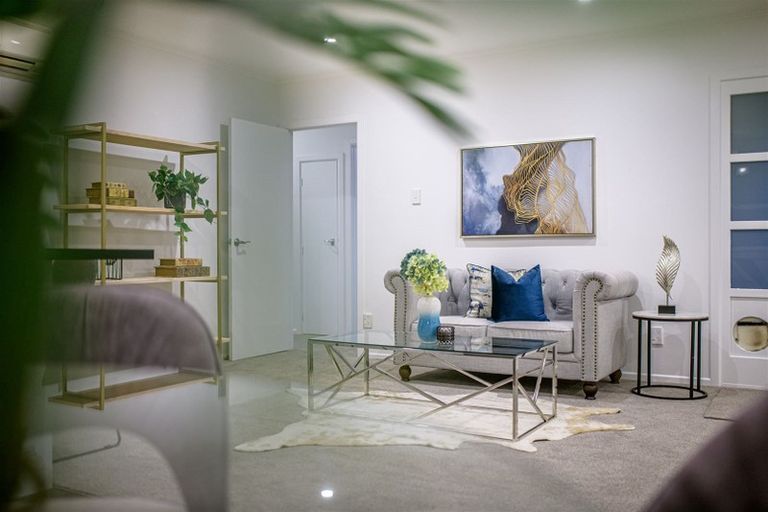 Photo of property in 8 Thuja Street, Green Bay, Auckland, 0604