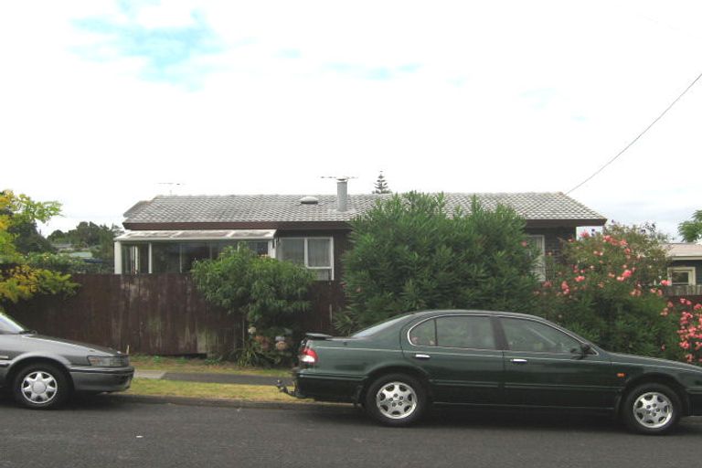Photo of property in 1/24 Neal Avenue, Glenfield, Auckland, 0629