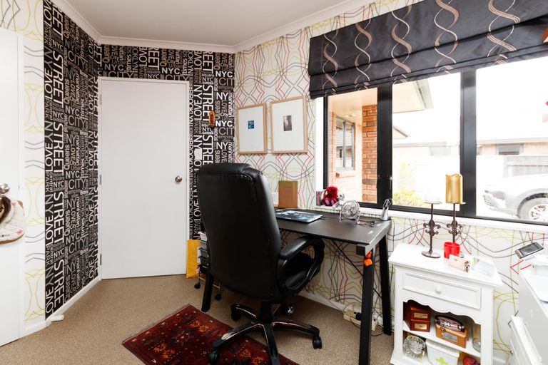 Photo of property in 15 Orlando Way, Kelvin Grove, Palmerston North, 4414